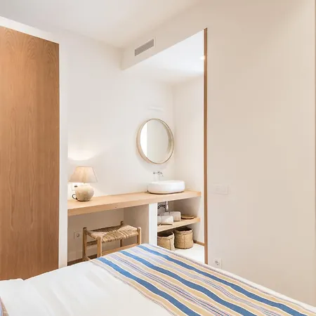 Daire Mediterranean Retreat With 4-bedroom, 3-bath In *