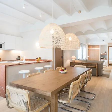 Daire Mediterranean Retreat With 4-bedroom, 3-bath In Barselona