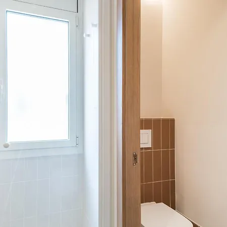 Mediterranean Retreat With 4-bedroom, 3-bath In Daire Barselona