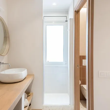 Mediterranean Retreat With 4-bedroom, 3-bath In Daire *