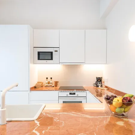 Daire Mediterranean Retreat With 4-bedroom, 3-bath In Barselona